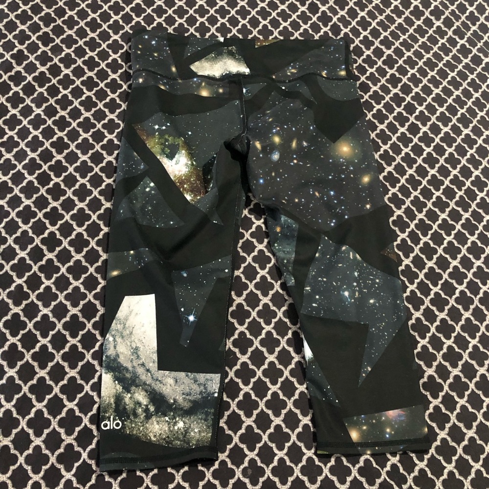 ALO Vapor Space Galaxy Airbrush Cropped Black Leggings Yoga Sz XS CC3